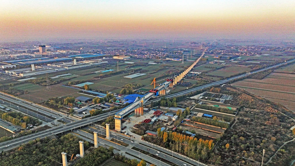 雄忻高铁跨保沧高速特大桥合龙